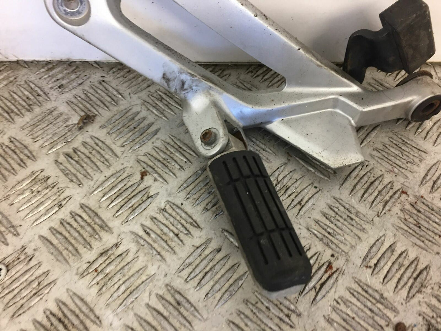 YAMAHA FJR1300 FJR 1300 LEFT REAR HANGER   YEAR 2002