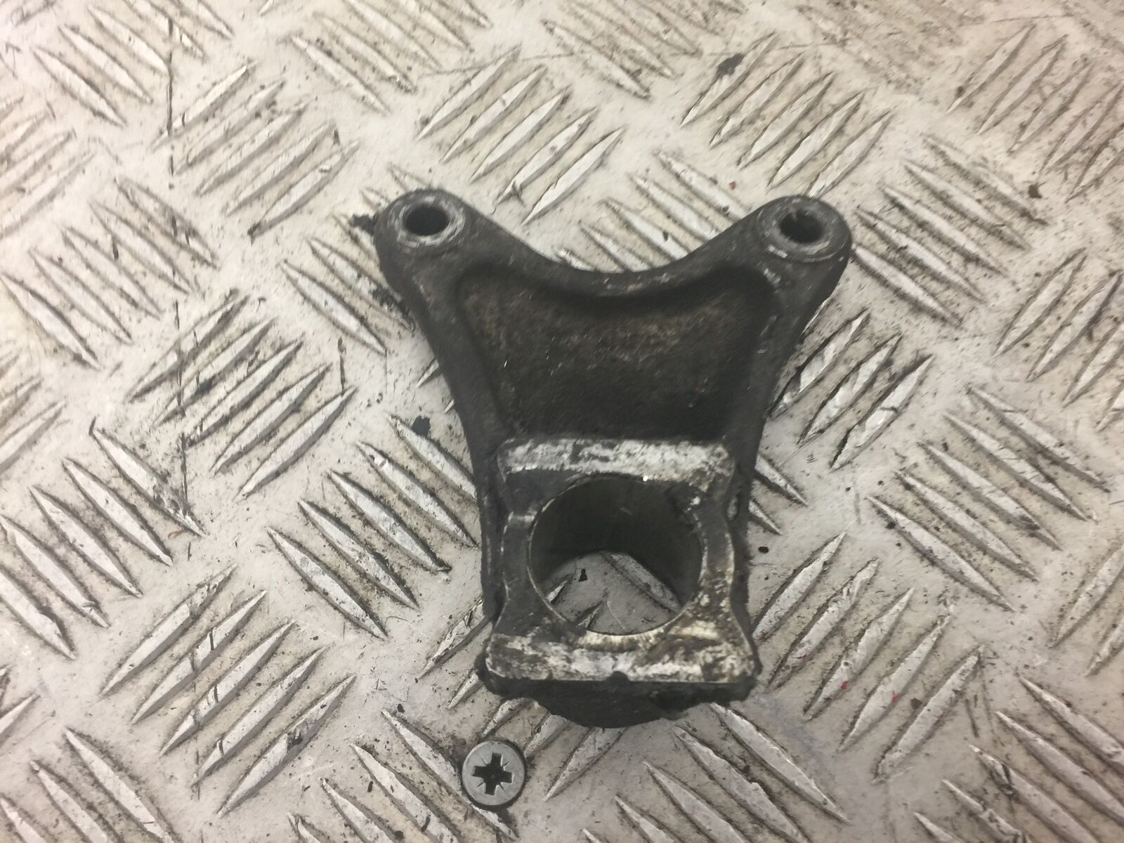 SUZUKI GSXR1000 GSXR 1000 REAR CALIPER BRACKET  K1 K2 YEAR 2000