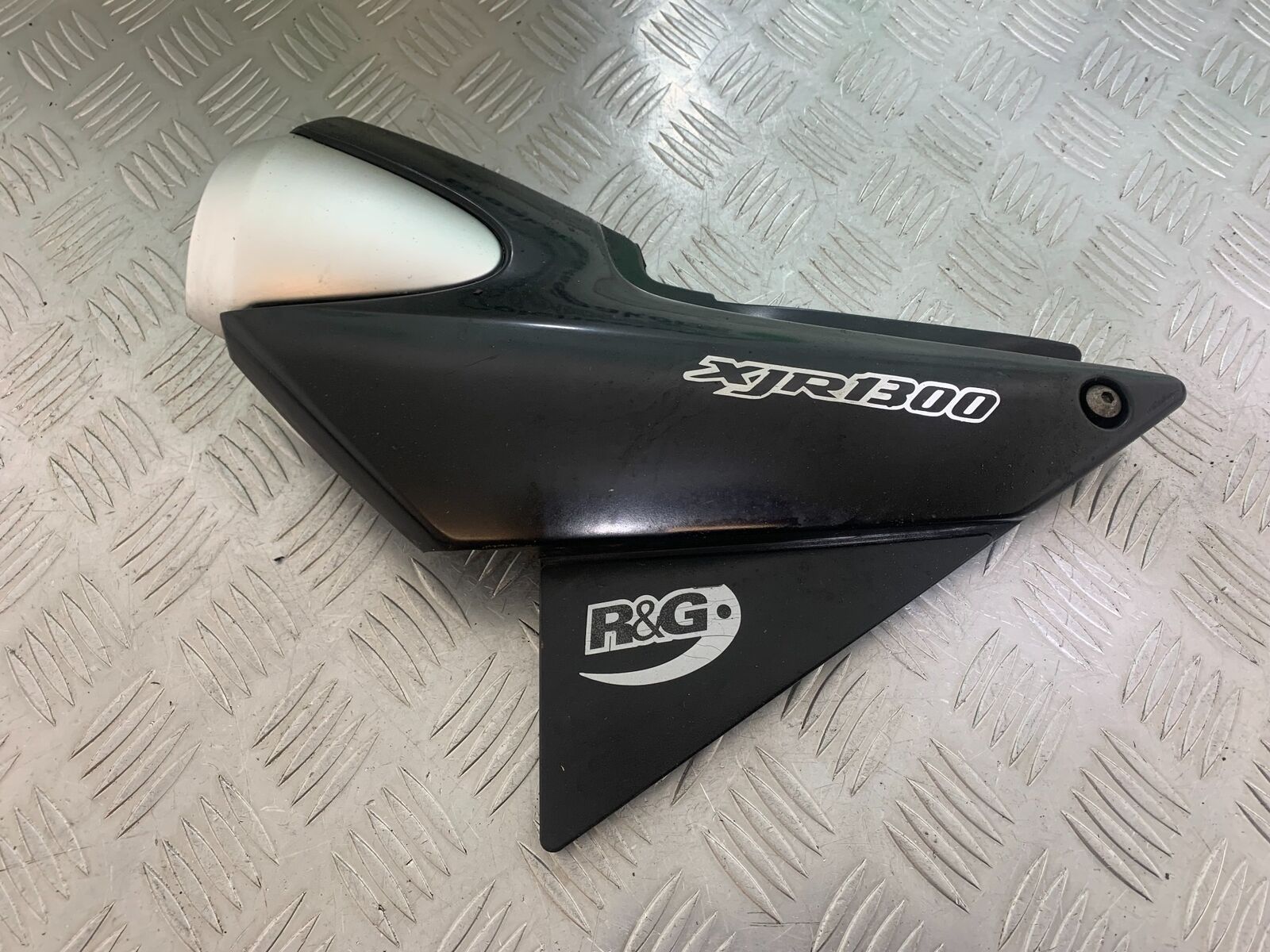 YAMAHA XJR1300 XJR 1300 LEFT SEAT PANEL  1999-2003 (CMB1119)