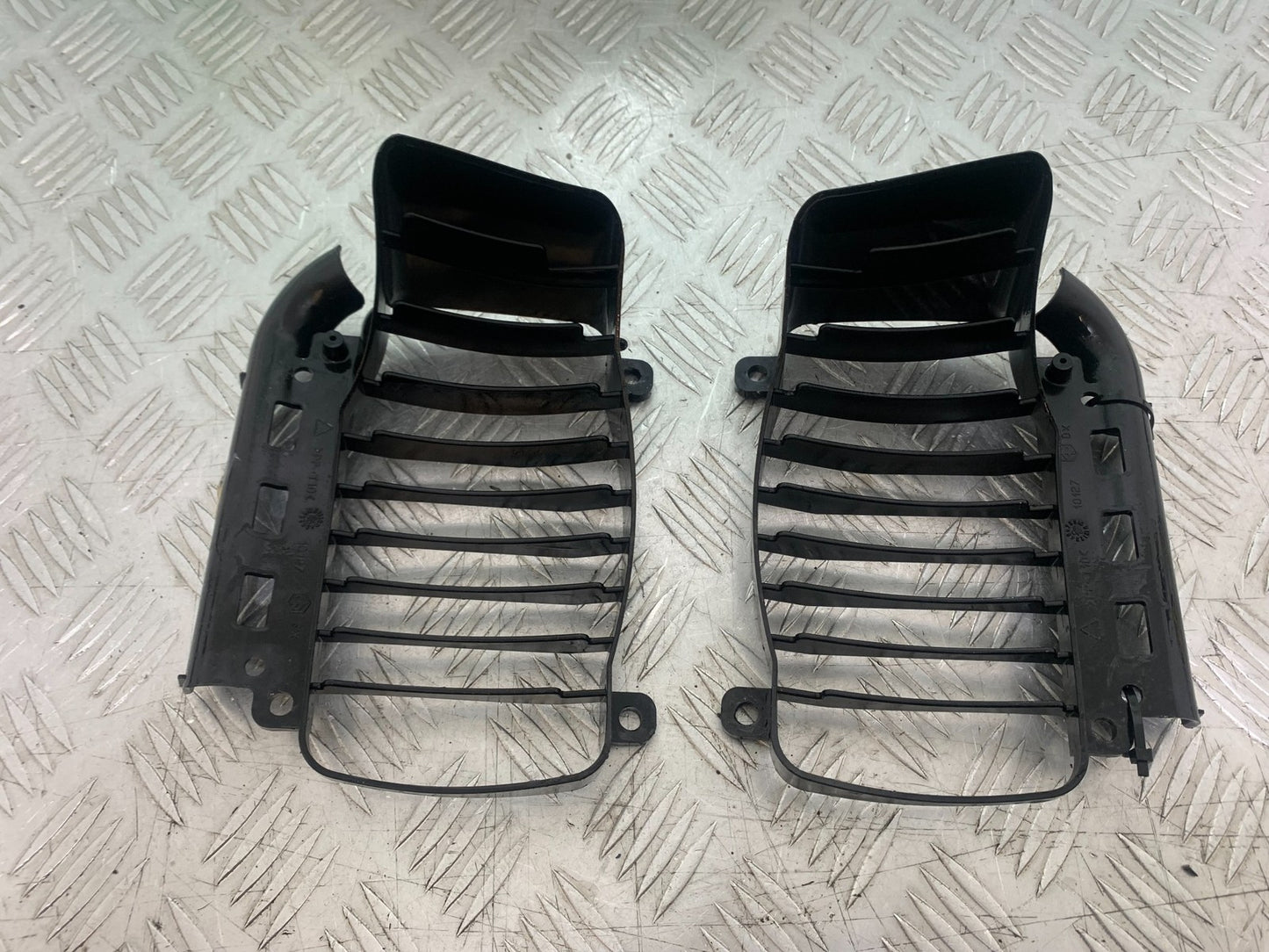 PIAGGIO VESPA GTS 125 LEFT & RIGHT RADIATOR GRILLS YEAR 2009-14 (CMB1261)