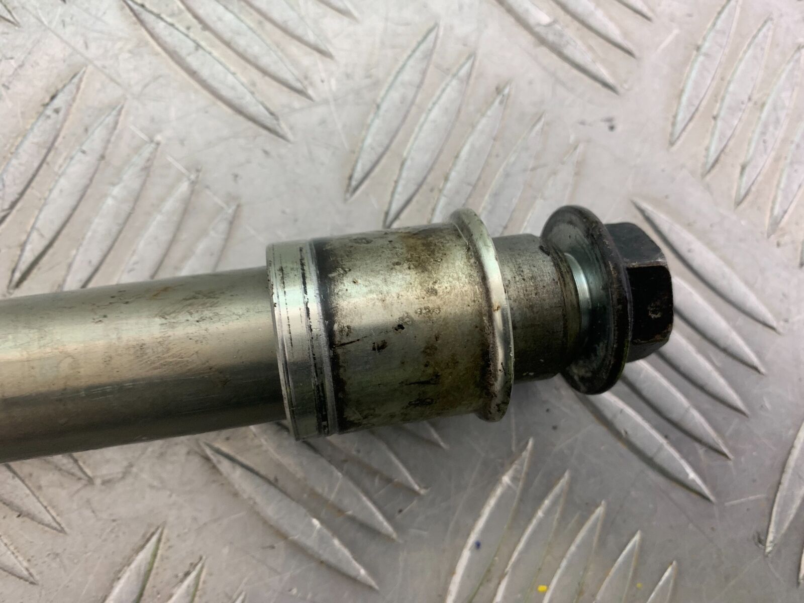 SUZUKI GSF1250 GSF 1250 BANDIT FRONT WHEEL SPINDLE   YEAR 2010-14 (CMB1092)