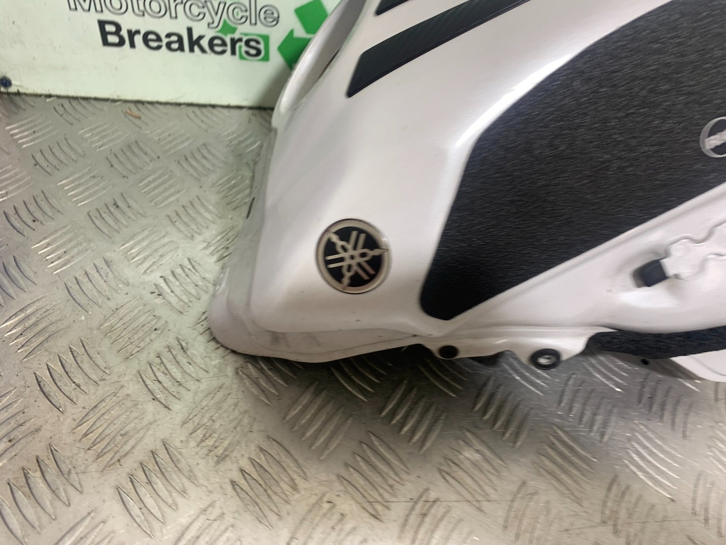 YAMAHA YZF R1 14 B BIG BANG PETROL TANK   2009-14 (CMB1175)