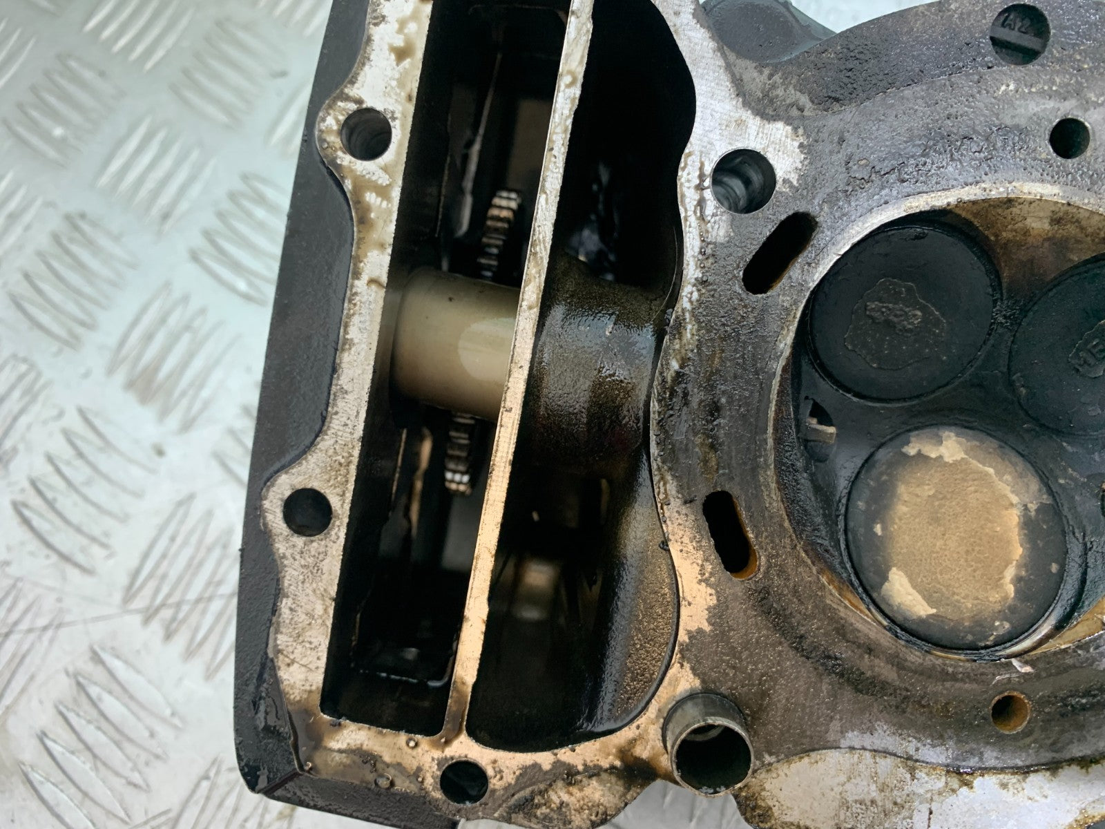 HONDA VT700 VT 700 SHADOW REAR CYLINDER HEAD YEAR 1984-85 (CMB1328)