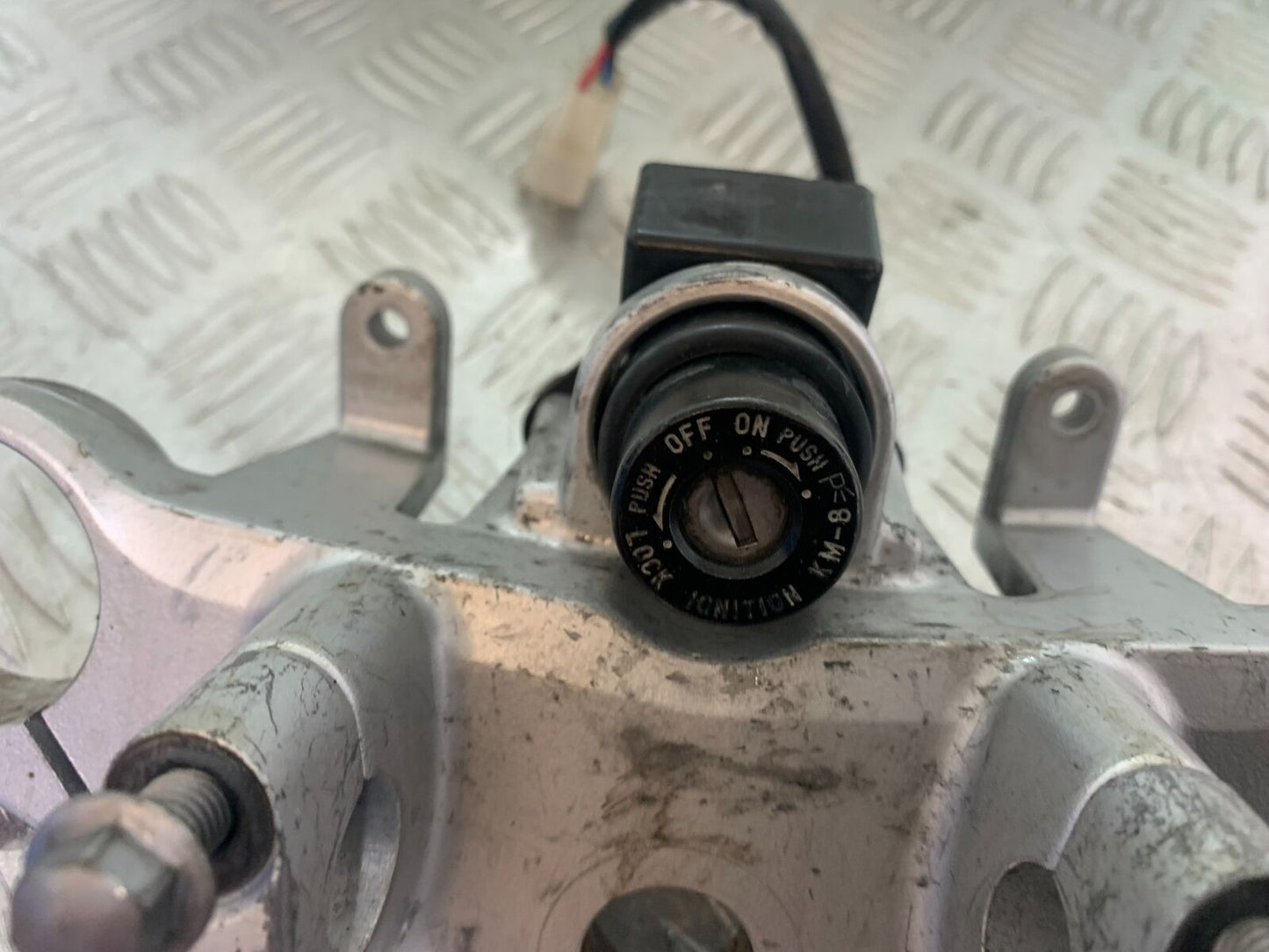 KAWASAKI Z750 ZR750 ZR-7S LOCKS AND KEY   YEAR 1999-05 (CMB1135)