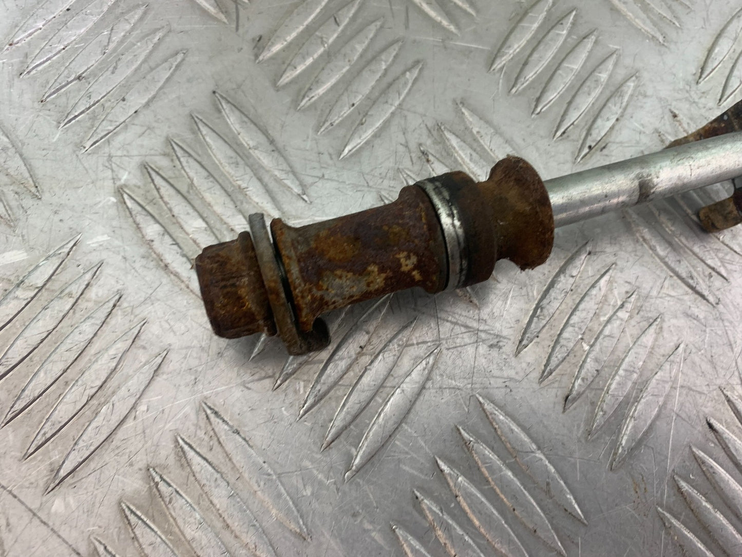 HONDA CBF125 CBF 125 REAR WHEEL SPINDLE   YEAR 2009-14  (CMB1172)