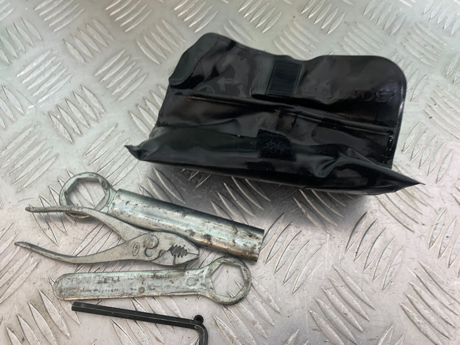 HONDA CBR1100 BLACKBIRD TOOL KIT  YEAR 1999-2005 (CMB1103)