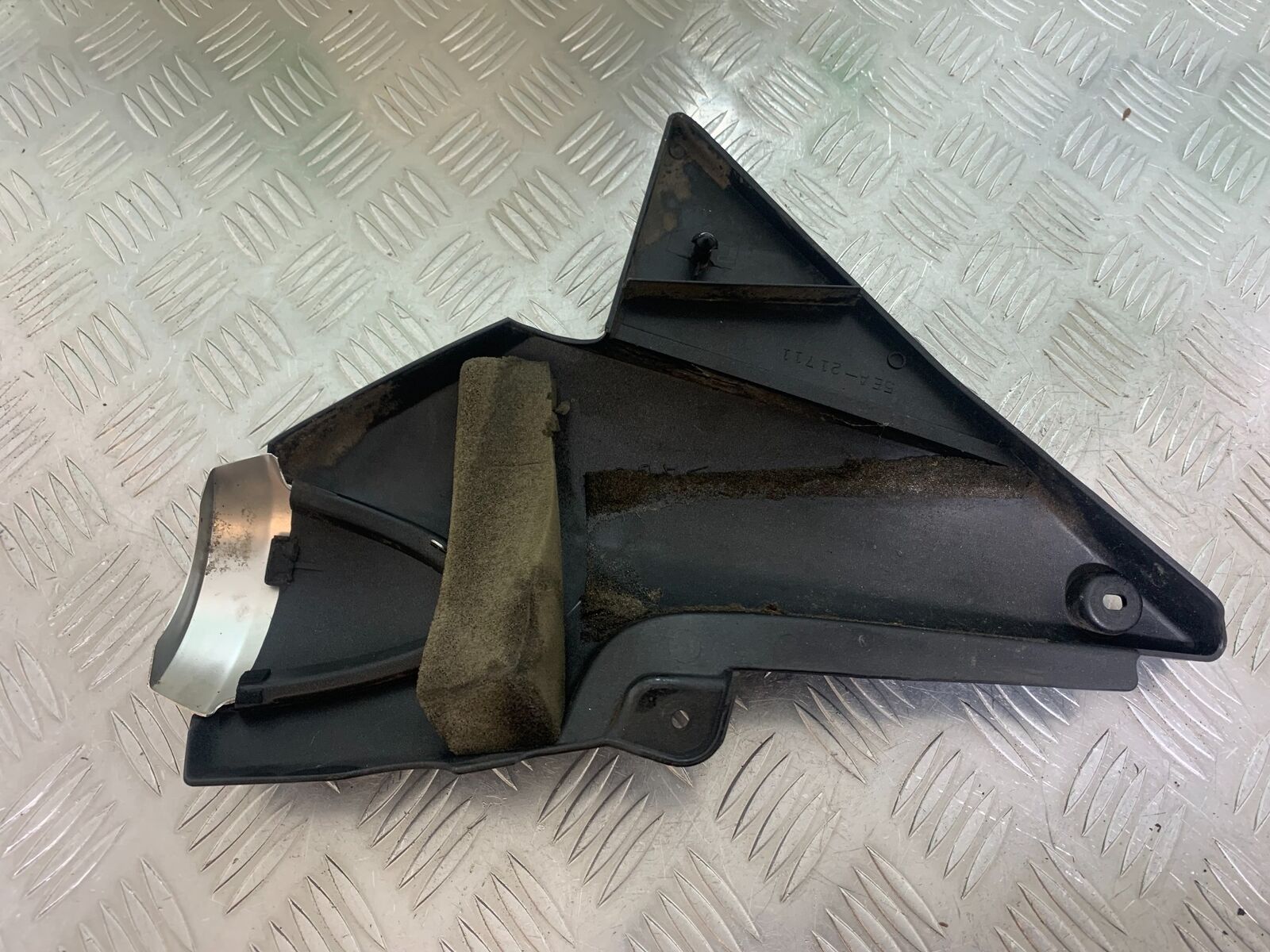 YAMAHA XJR1300 XJR 1300 LEFT SEAT PANEL  YEAR 1999-2003 (CMB1055)