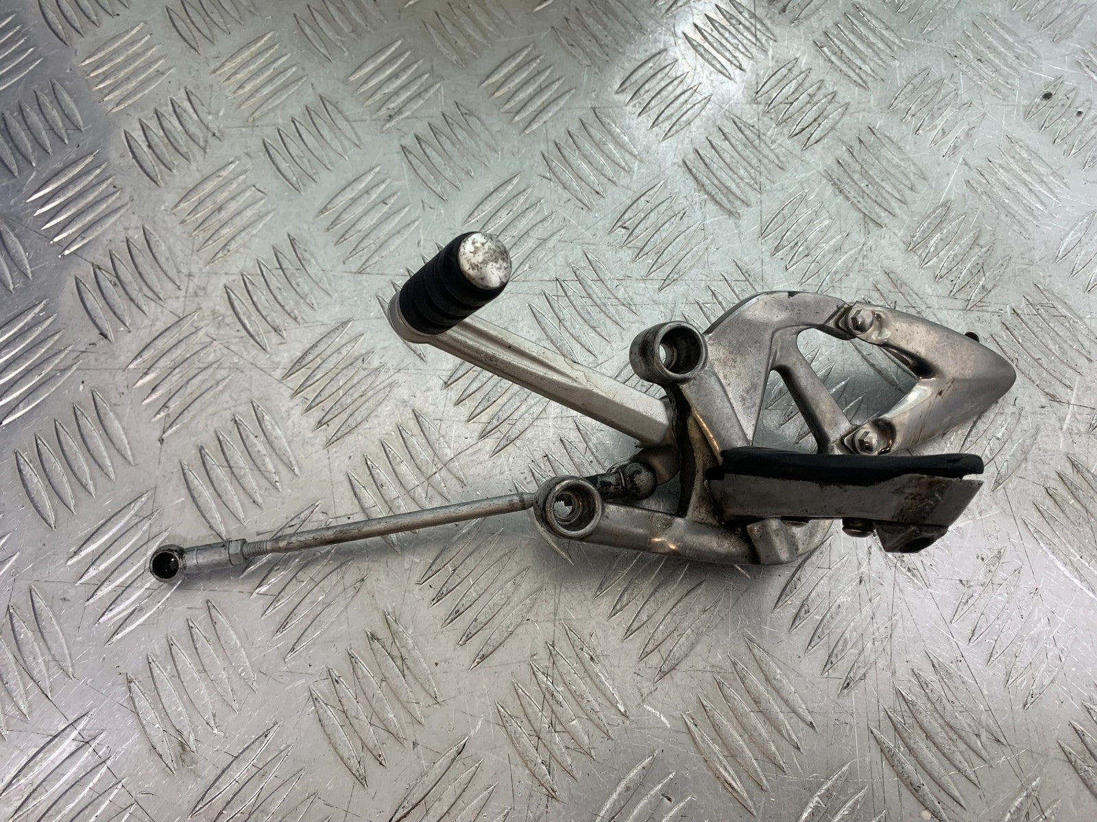 TRIUMPH 1050 SPRINT ST FRONT LEFT HANGER  2003-2011 (CMB1285)