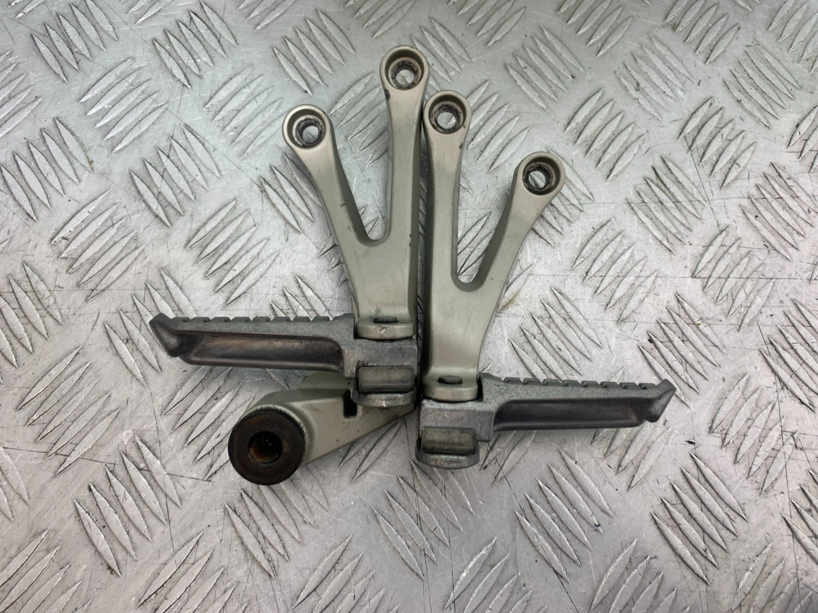 KAWASAKI ZX9R ZX9 R REAR HANGER AND PEGS YEAR 1998-1999 (CMB1329)