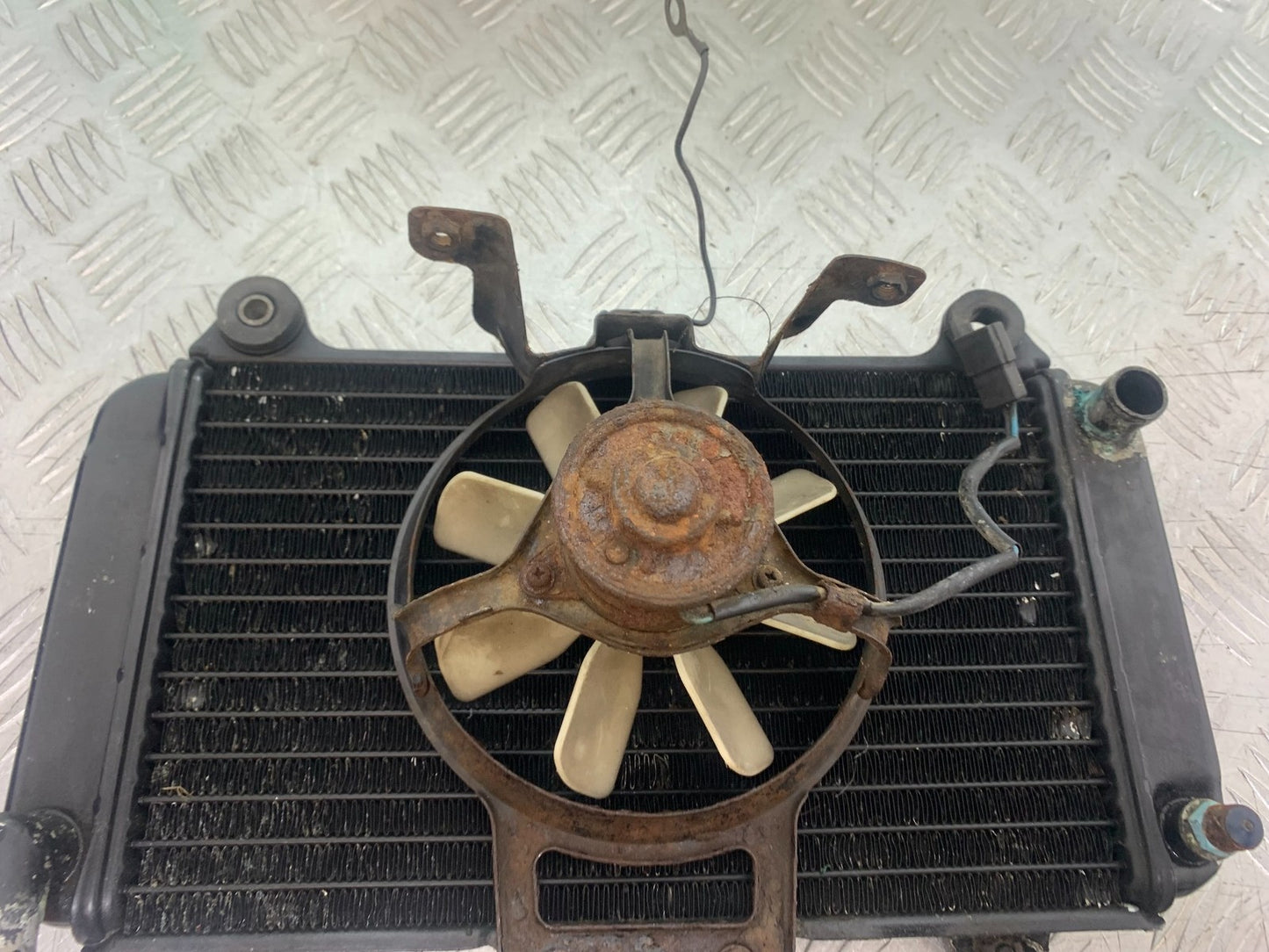 KAWASAKI GPZ600 GPZ 600 RADIATOR AND FAN  YEAR 1988-90 (CMB1258)