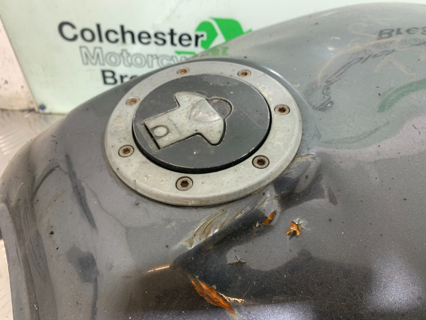 KAWASAKI GPX 750 GPX 750 PETROL TANK   YEAR 1990