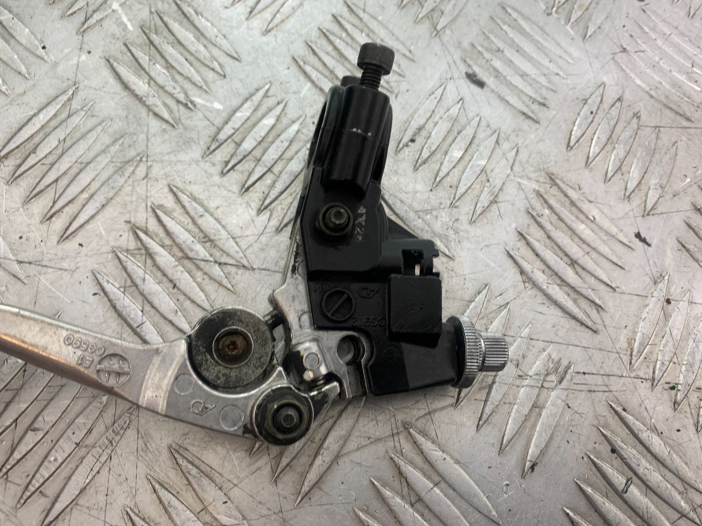 TRIUMPH 1050 SPRINT ST CLUTCH LEVER AND BRACKET   YEAR 2004-2007 (CMB1197)