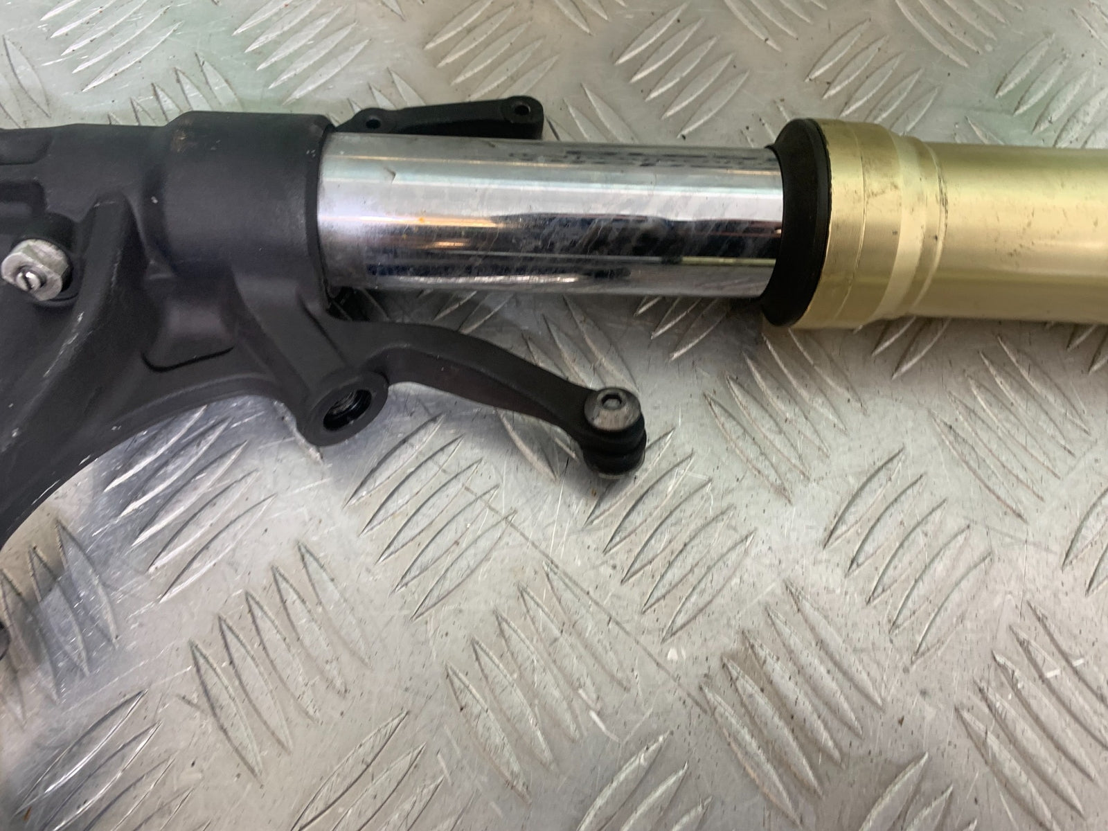 YAMAHA YZF R1 FORKS (BENT SOLD AS PARTS)  YEAR 2004-2006 (CMB1155)