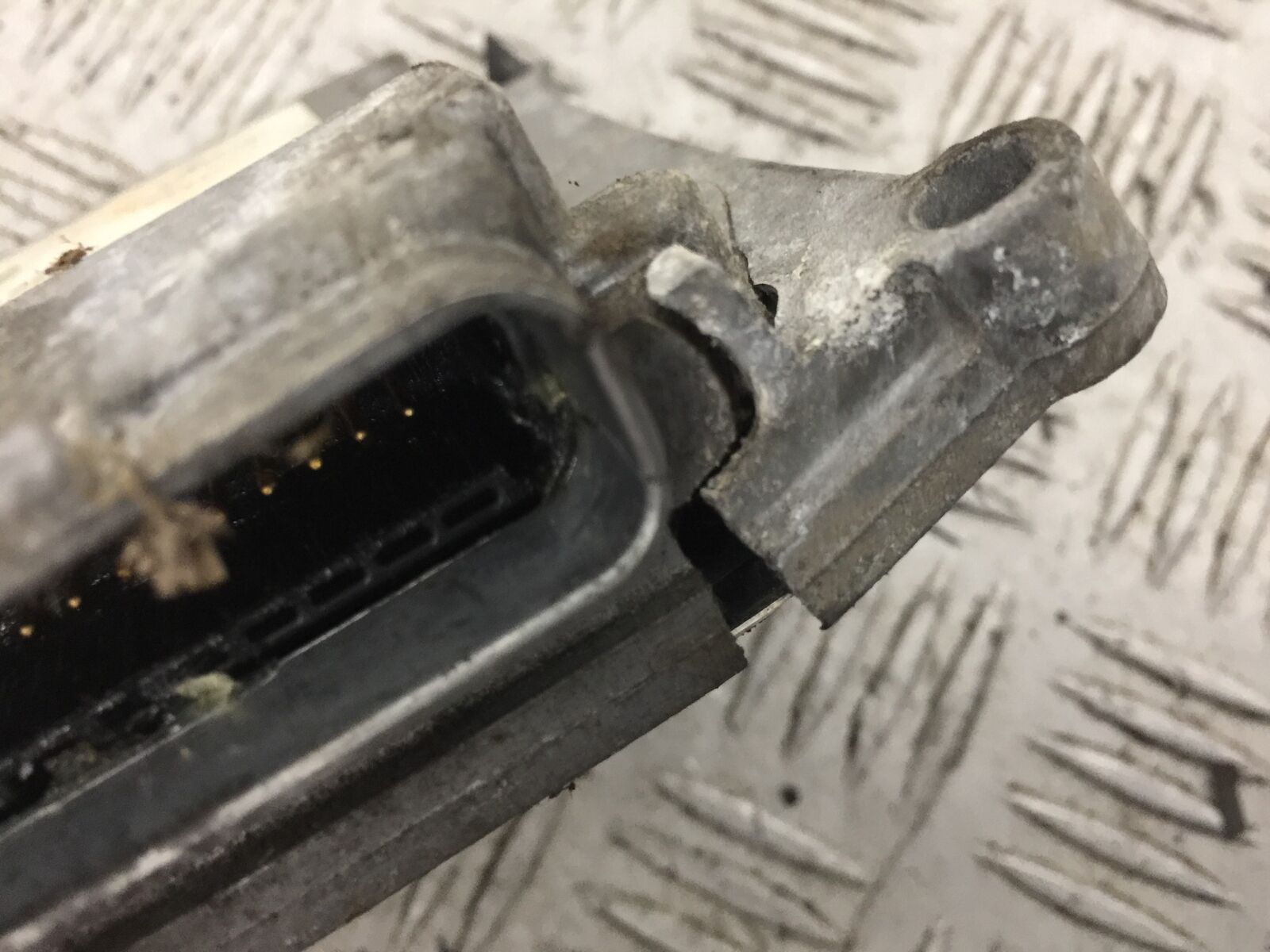 VICTORY V92 C ECU    YEAR 2004 (STOCK 765)