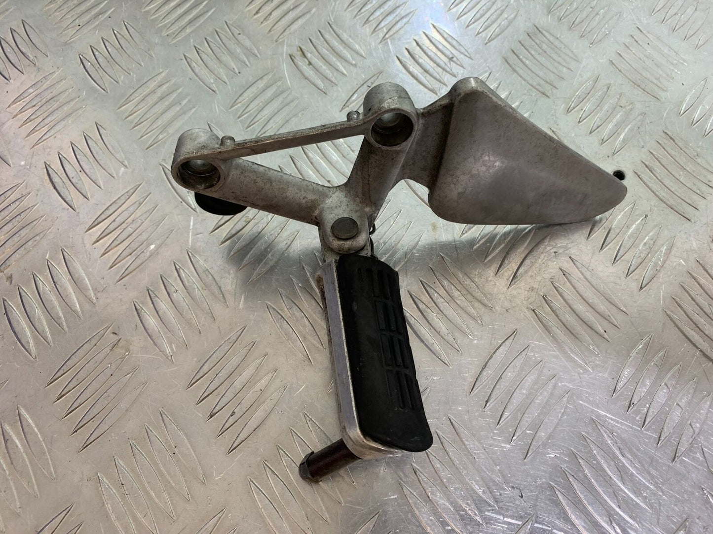 HONDA CBR1100 BLACKBIRD FRONT LEFT HANGER AND PEG  YEAR 1996-1998 (CMB1017)