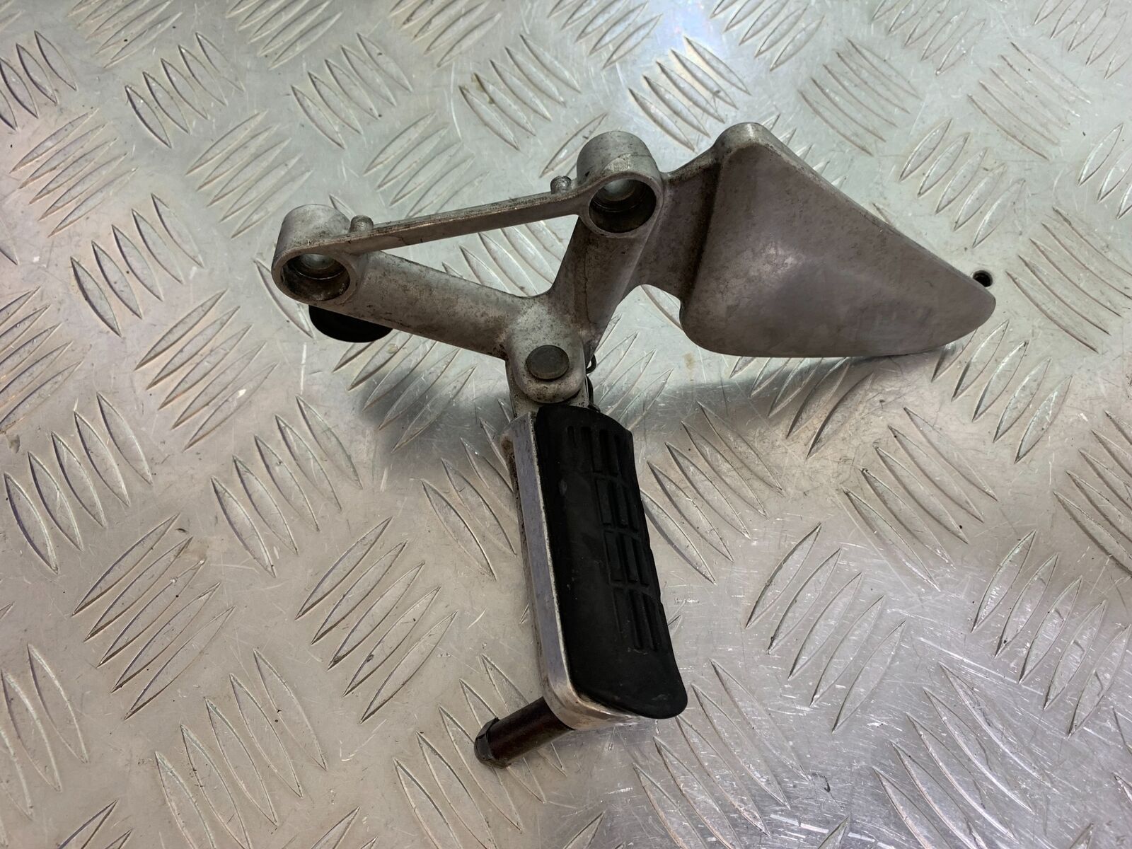 HONDA CBR1100 BLACKBIRD FRONT LEFT HANGER AND PEG  YEAR 1996-1998 (CMB1017)