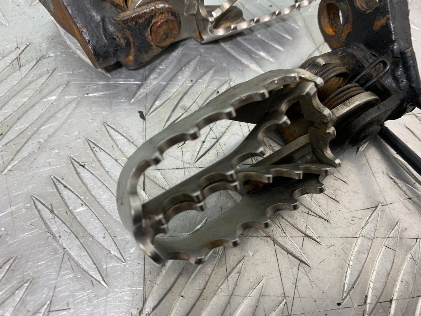 QINGQI QM125 GY-2B FRONT FOOTPEGS   YEAR 2016 (CMB1228)