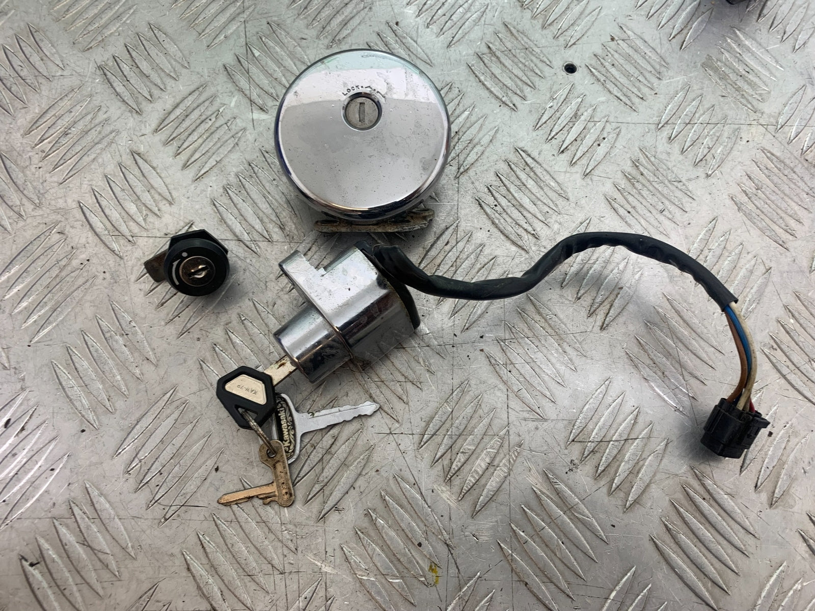 KAWASAKI VN1500 CLASSIC LOCKS AND KEY  YEAR 1999 -2006 (CMB1166)