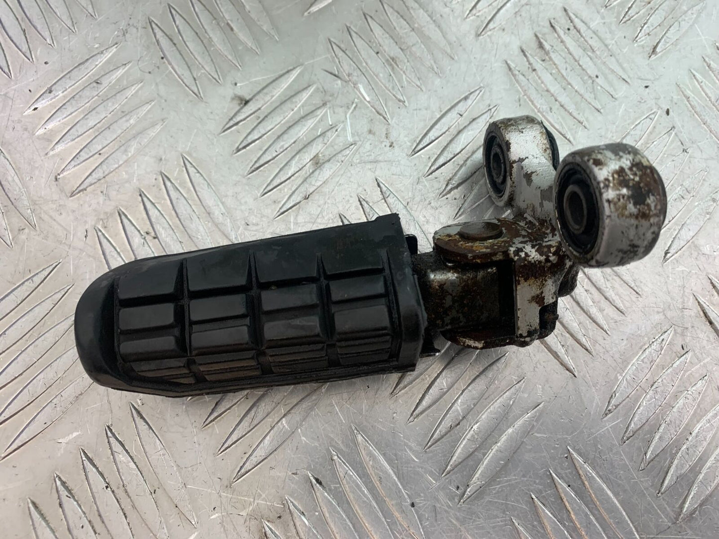 YAMAHA FJ1100 FJ 1100 FRONT LEFT FOOTPEG   YEAR 1984-1985 (CMB1101)