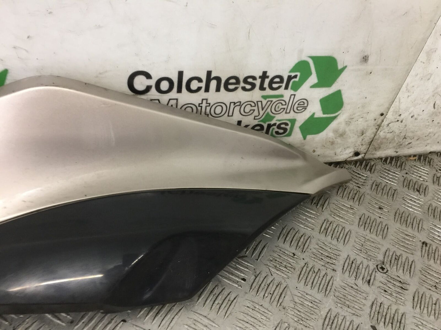 SUZUKI AN 250 BURGMAN LEFT LOWER PANEL YEAR 1999  (STOCK 881)