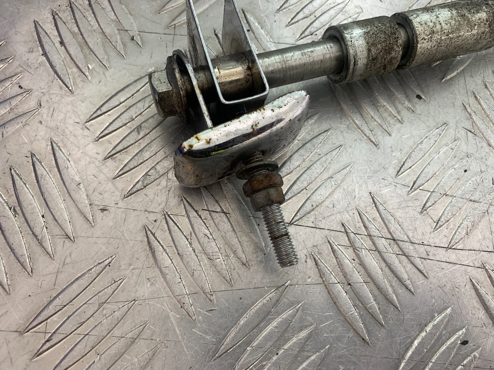 PIONEER NEVADA XF125 REAR WHEEL SPINDLE   YEAR 2009 (CMB1214)