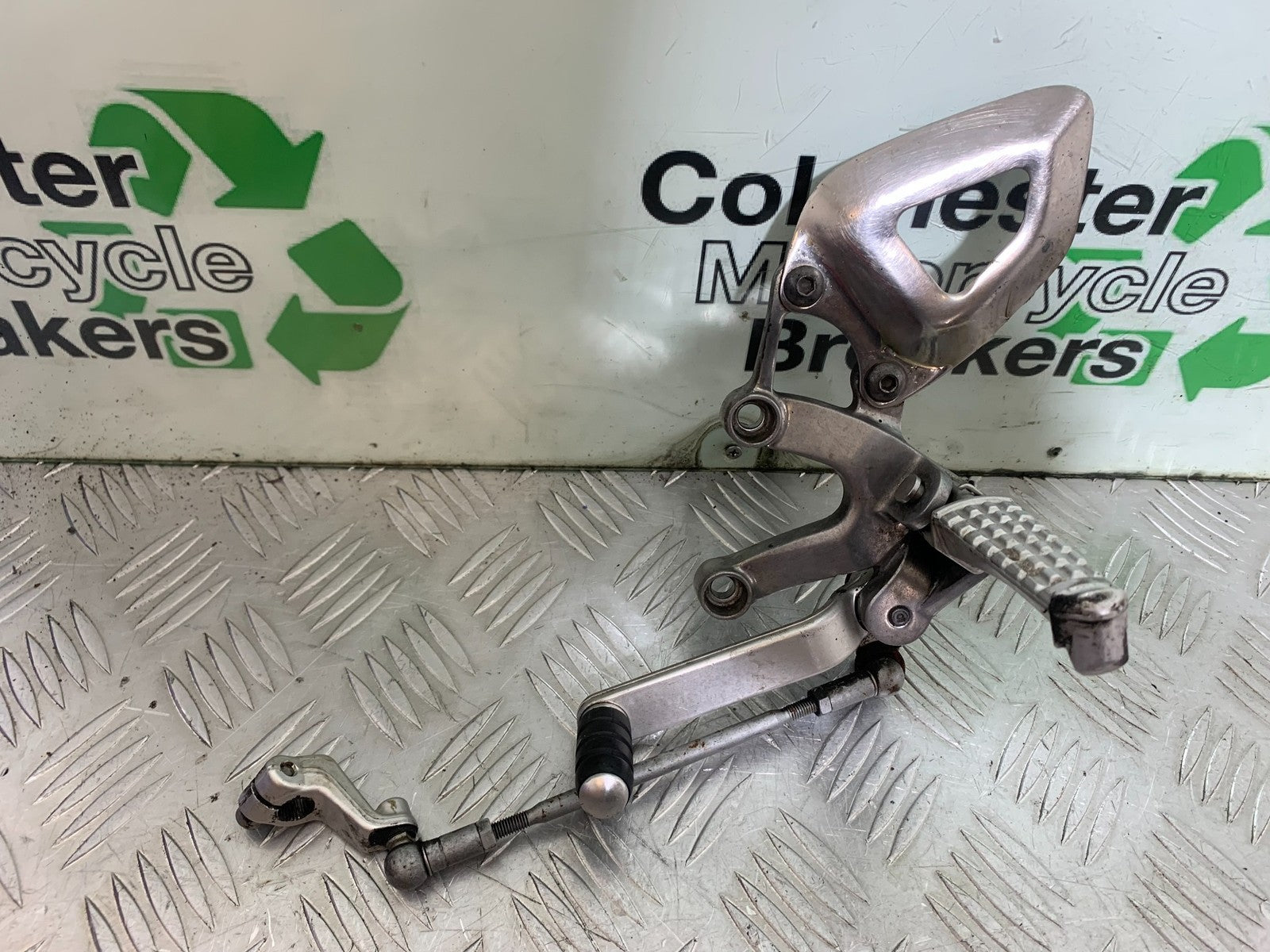TRIUMPH SPEED TRIPLE R 1050 FRONT LEFT HANGER COMPLETE   2009 (CMB1183)