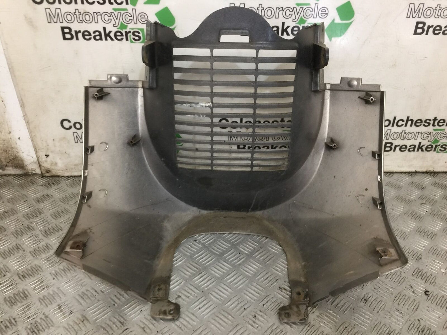 SUZUKI AN 250 BURGMAN RADIATOR COVER PANEL YEAR 1999  (STOCK 881)