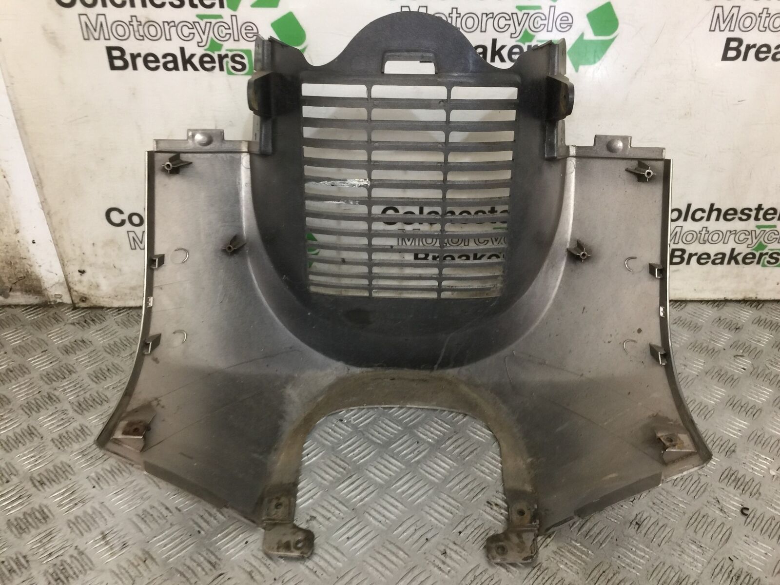 SUZUKI AN 250 BURGMAN RADIATOR COVER PANEL YEAR 1999  (STOCK 881)