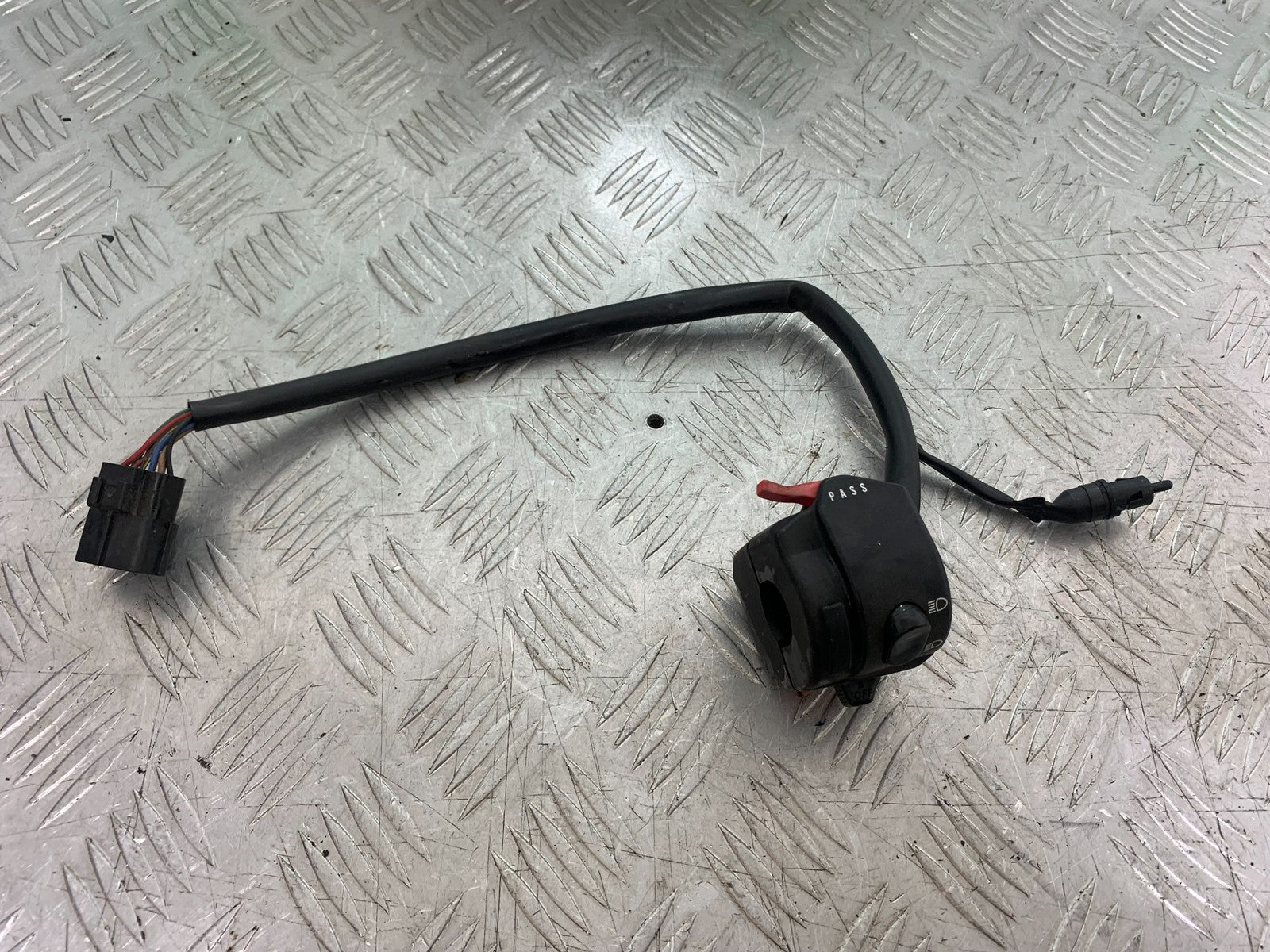 TRIUMPH 1050 SPRINT GT LEFT SWITCH GEAR  YEAR 2010-2016 (CMB1250)