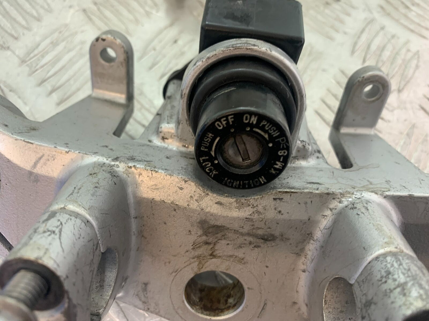 KAWASAKI Z750 ZR750 ZR-7S LOCKS AND KEY   YEAR 1999-05 (CMB1135)