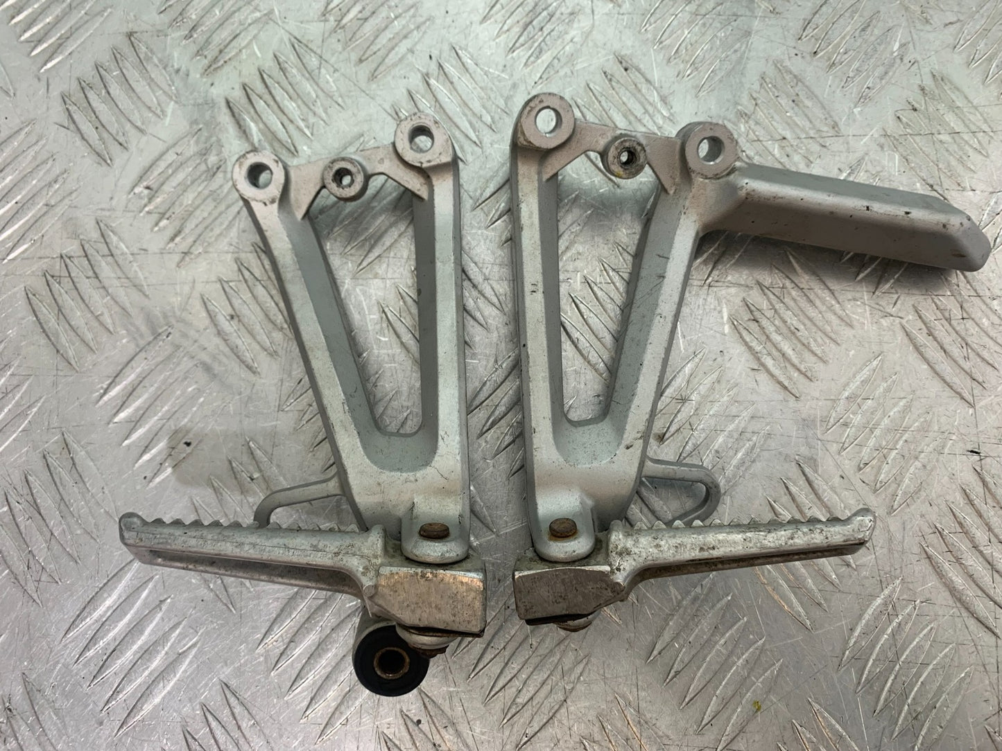 HONDA CBR600 CBR 600 FX FY REAR HANGERS AND PEGS    YEAR 1999-2000 (CMB1287)