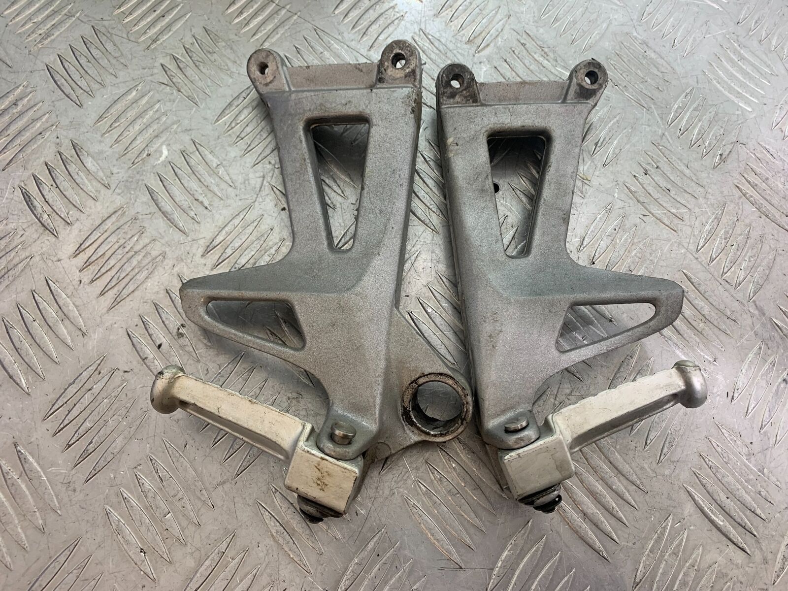 TRIUMPH 955i SPRINT ST REAR HANGERS AND PEGS   YEAR 1999-2004 (CMB1124)