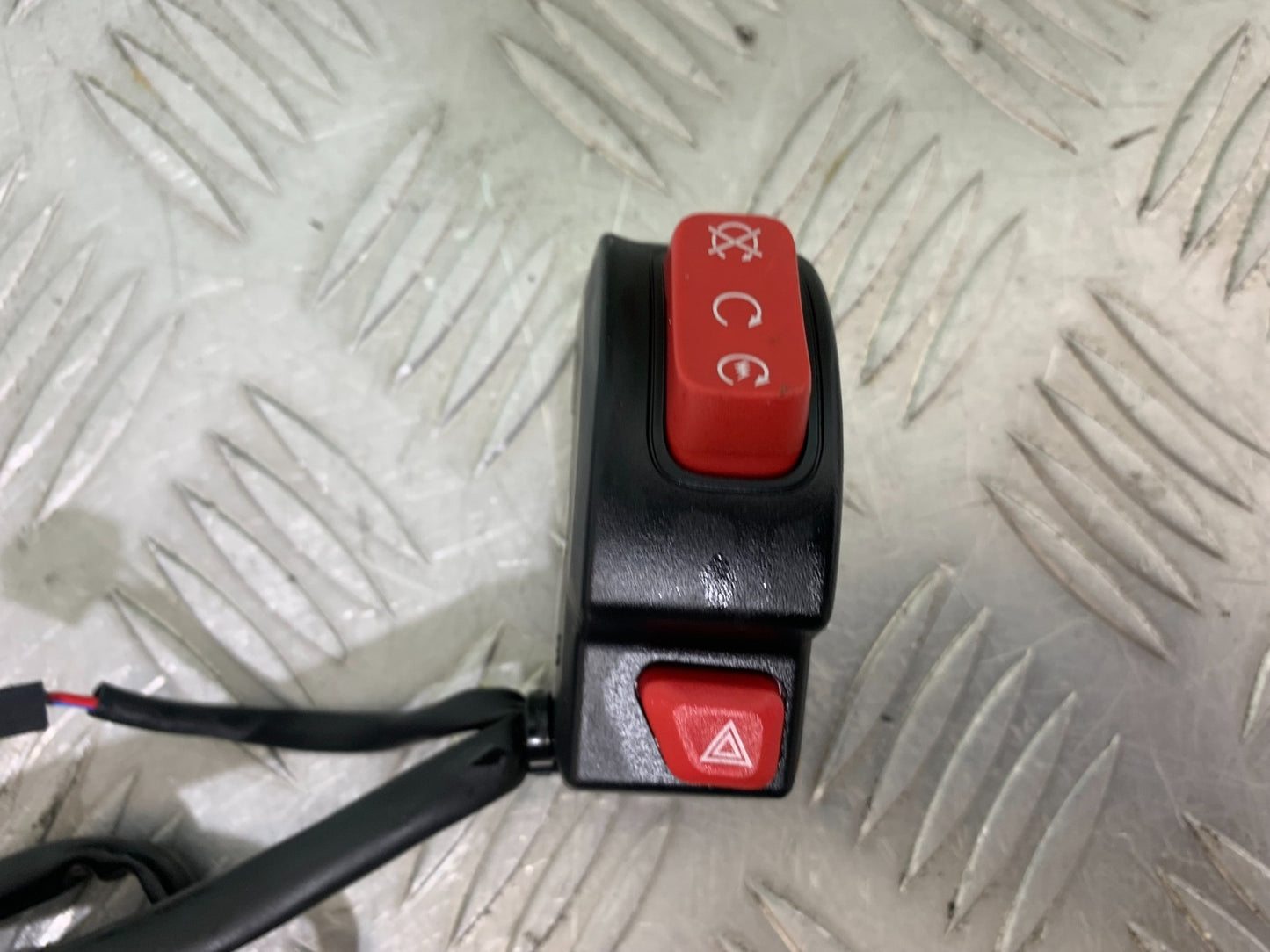 TRIUMPH TRIDENT 660 RIGHT SWITCH GEAR   YEAR 2021-2024 (CMB1148)