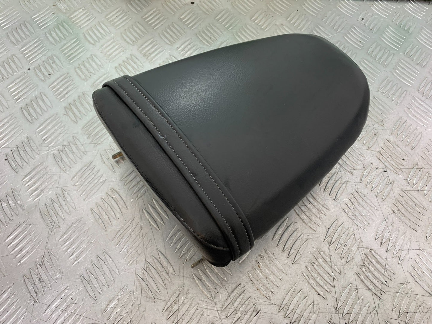 TRIUMPH 955i DAYTONA REAR SEAT  YEAR 2002-2006 (CMB1229)