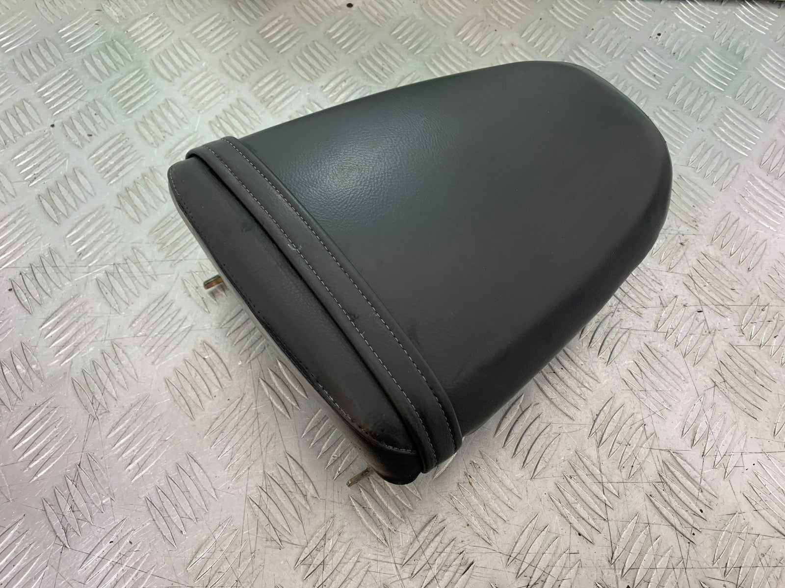 TRIUMPH 955i DAYTONA REAR SEAT  YEAR 2002-2006 (CMB1229)