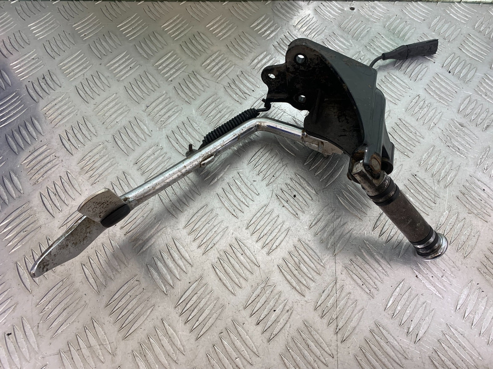 HARLEY DAVIDSON FXS BLACKLINE 1585 FRONT LEFT HANGER  YEAR 2012 (CMB1147)