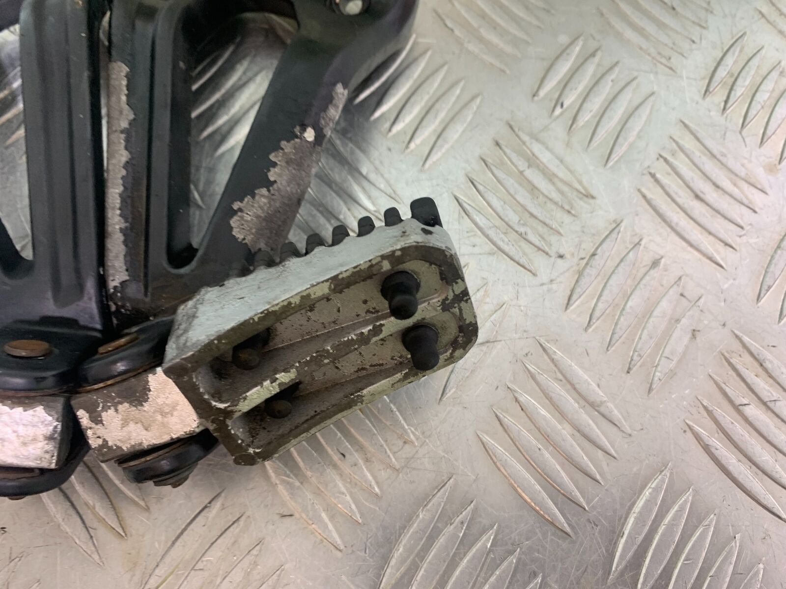 SINNIS TERRAIN 125 REAR HANGER AND PEGS  YEAR 2024 (CMB1072)