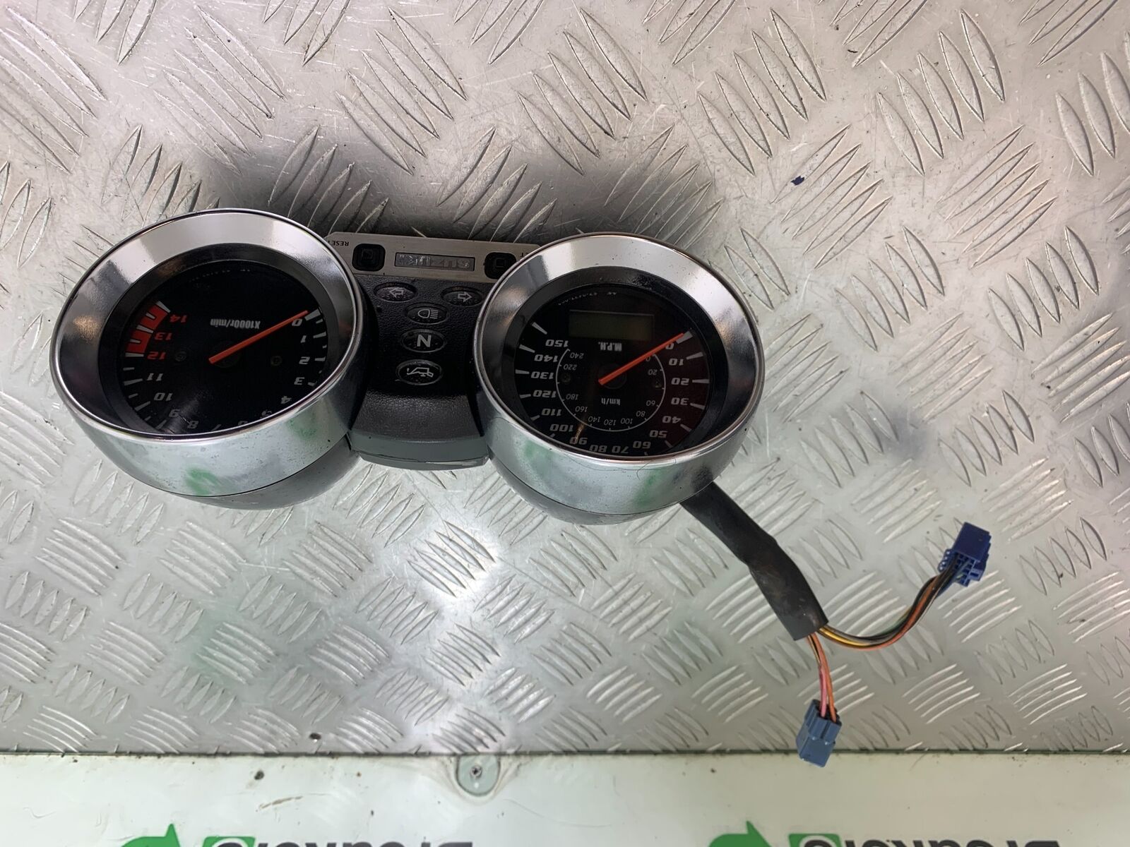 SUZUKI GSF600 GSF 600 BANDIT CLOCKS SPEEDO DASH   YEAR 2001-2003 (CMB1102)