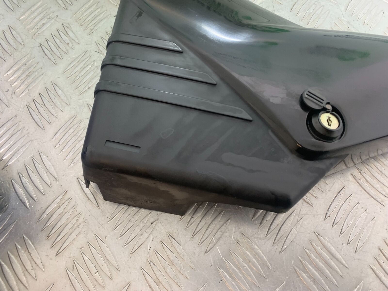 YAMAHA YBR125 YBR 125 LEFT SEAT PANEL  YEAR 2005-2007 (CMB1109)