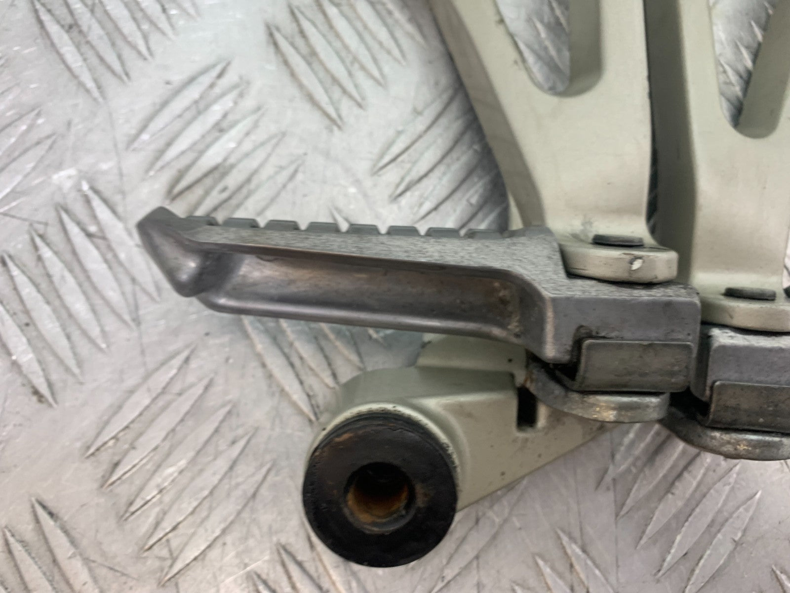 KAWASAKI ZX9R ZX9 R REAR HANGER AND PEGS YEAR 1998-1999 (CMB1329)