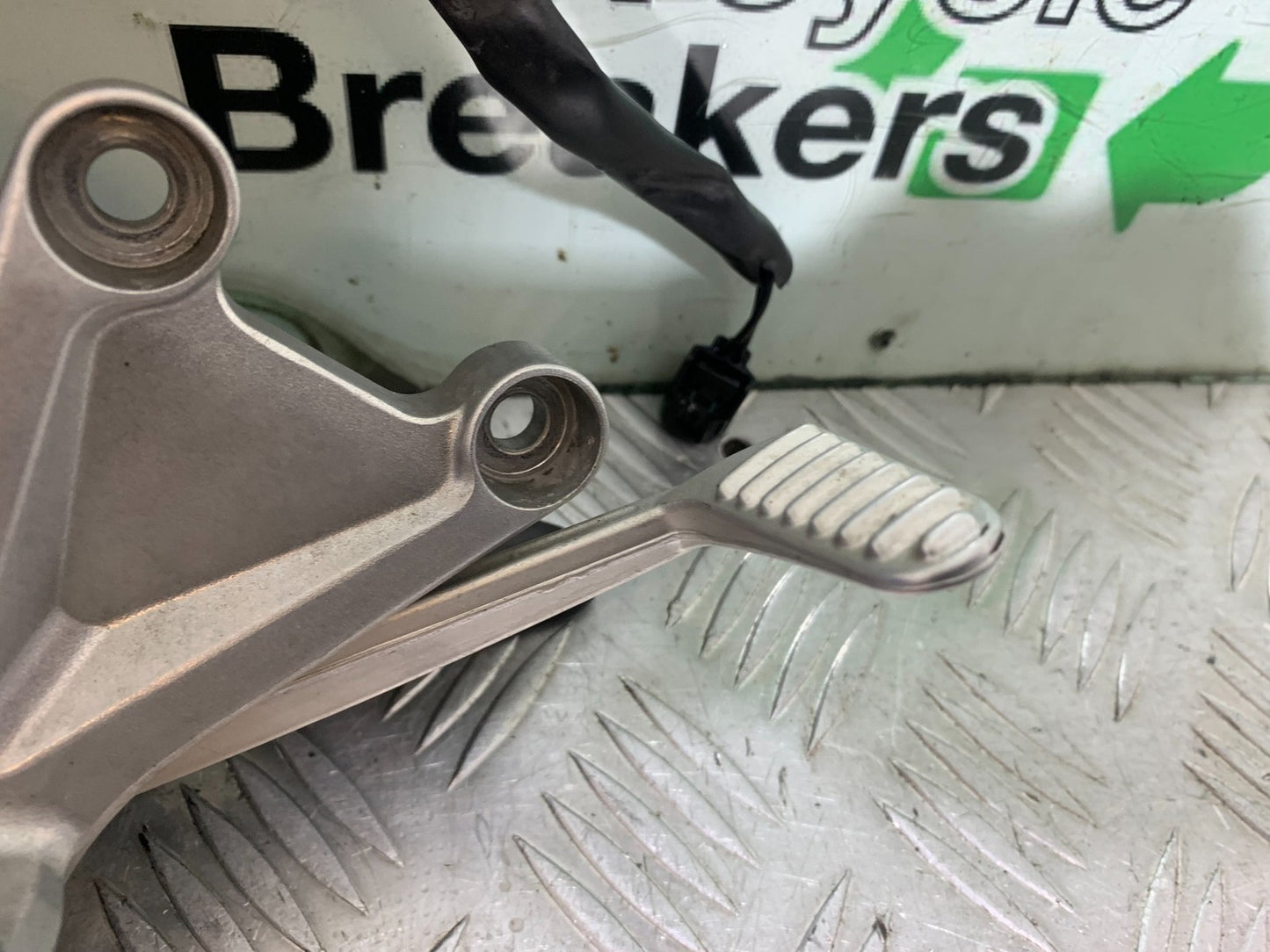 HONDA CBR1000 rr FIREBLADE FRONT RIGHT HANGER & PEDAL  2008-2011 (CMB1253)
