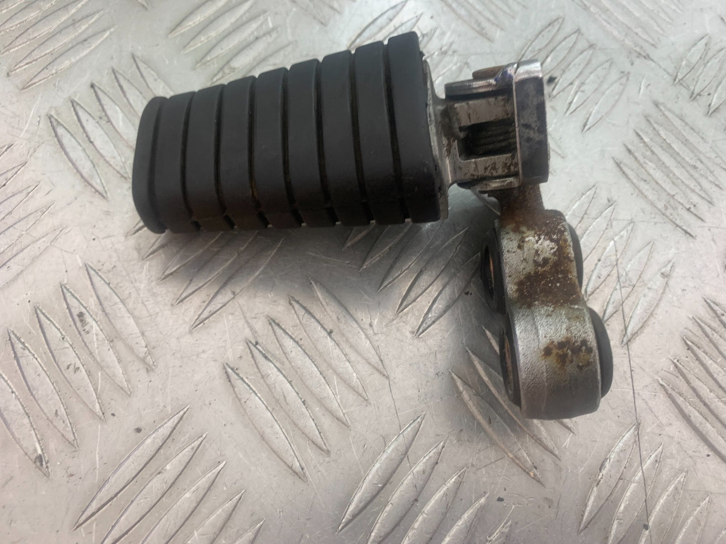 YAMAHA XV535 XV 535 VIRAGO FRONT LEFT FOOTPEG  YEAR 1994-02 (CMB1139)