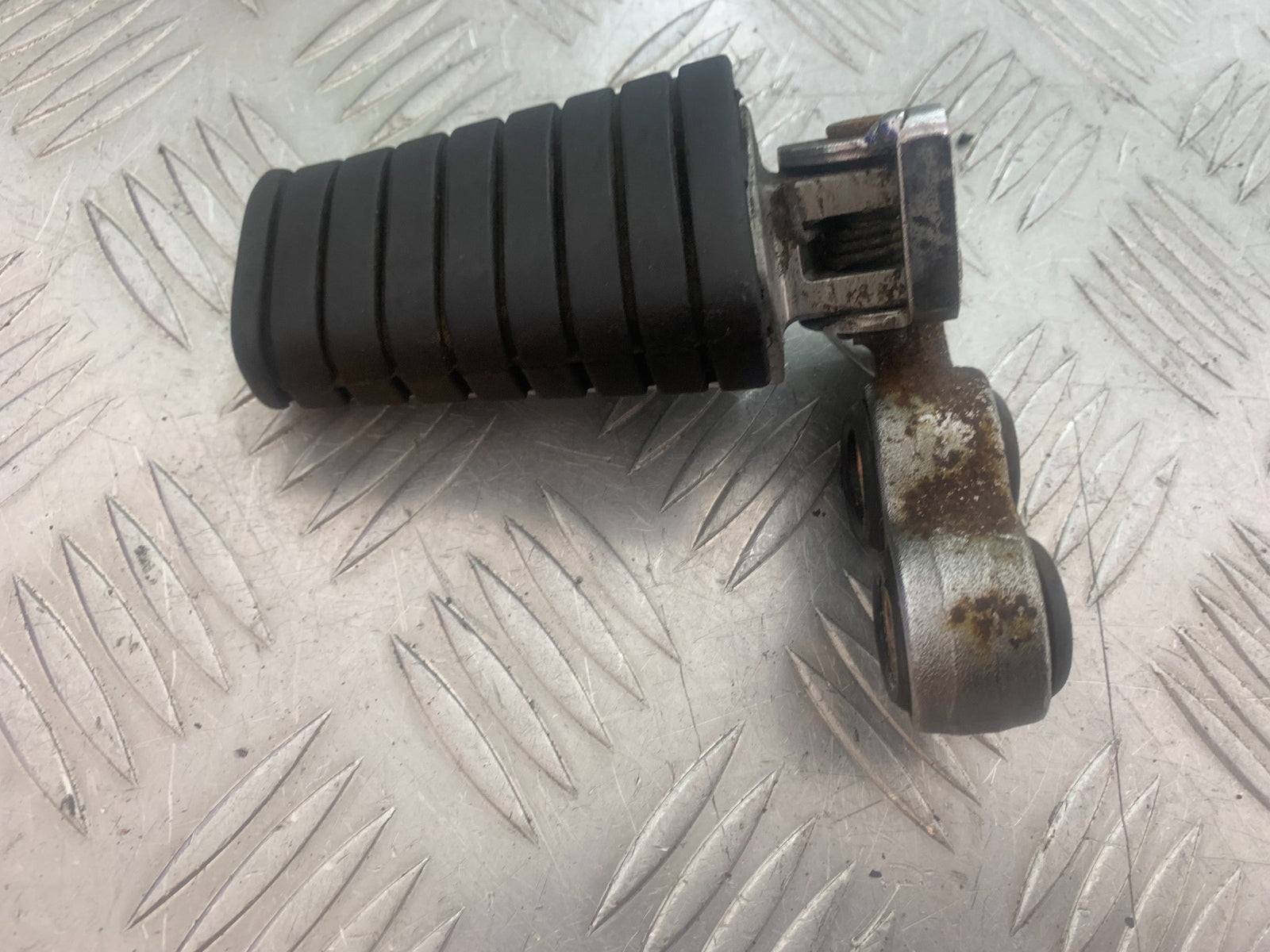 YAMAHA XV535 XV 535 VIRAGO FRONT LEFT FOOTPEG  YEAR 1994-02 (CMB1139)