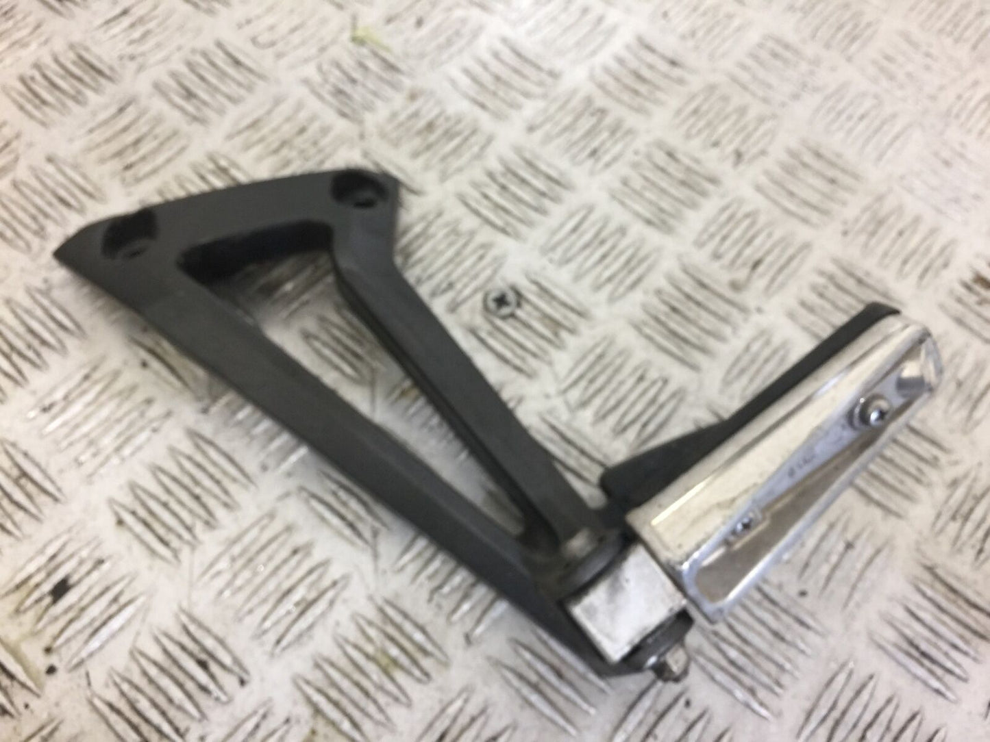 YAMAHA FZ6 S2 LEFT REAR HANGER AND PEG  YEAR 2007 (STOCK 547)