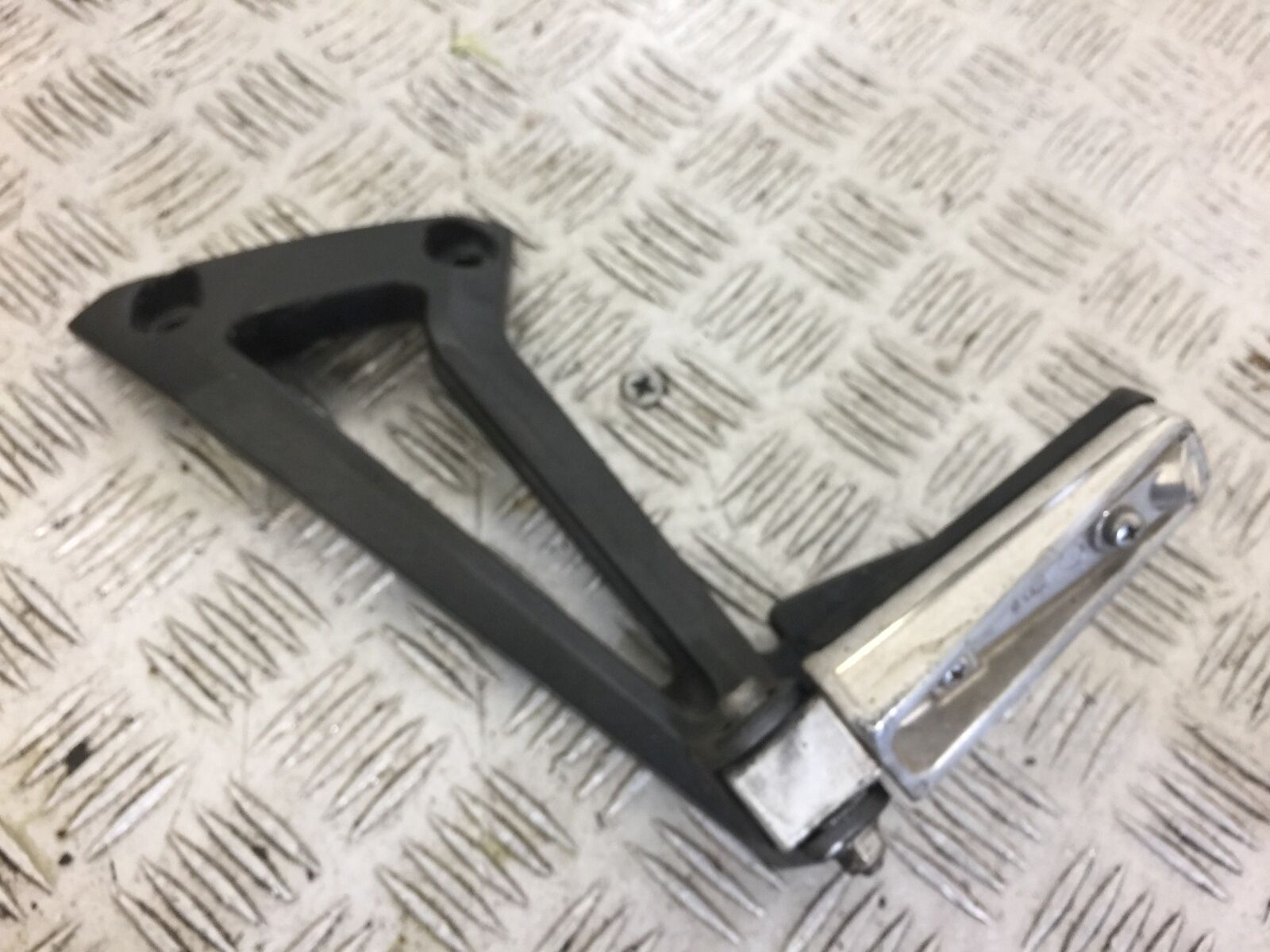 YAMAHA FZ6 S2 LEFT REAR HANGER AND PEG  YEAR 2007 (STOCK 547)