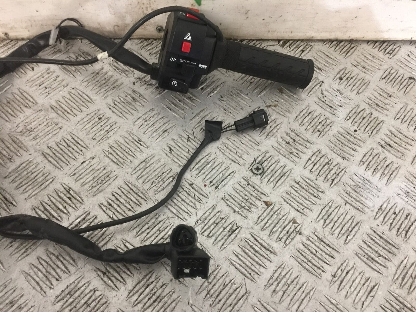 SUZUKI 650 BURGMAN RIGHT SWITCH GEAR  YEAR 2014-2018 (STOCK 769)