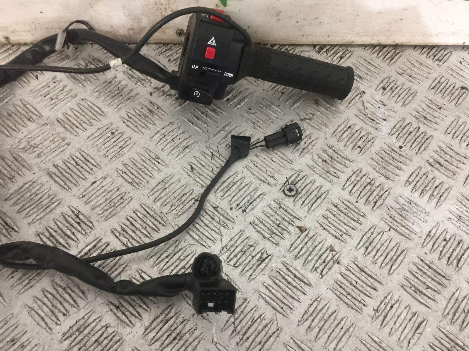 SUZUKI 650 BURGMAN RIGHT SWITCH GEAR  YEAR 2014-2018 (STOCK 769)