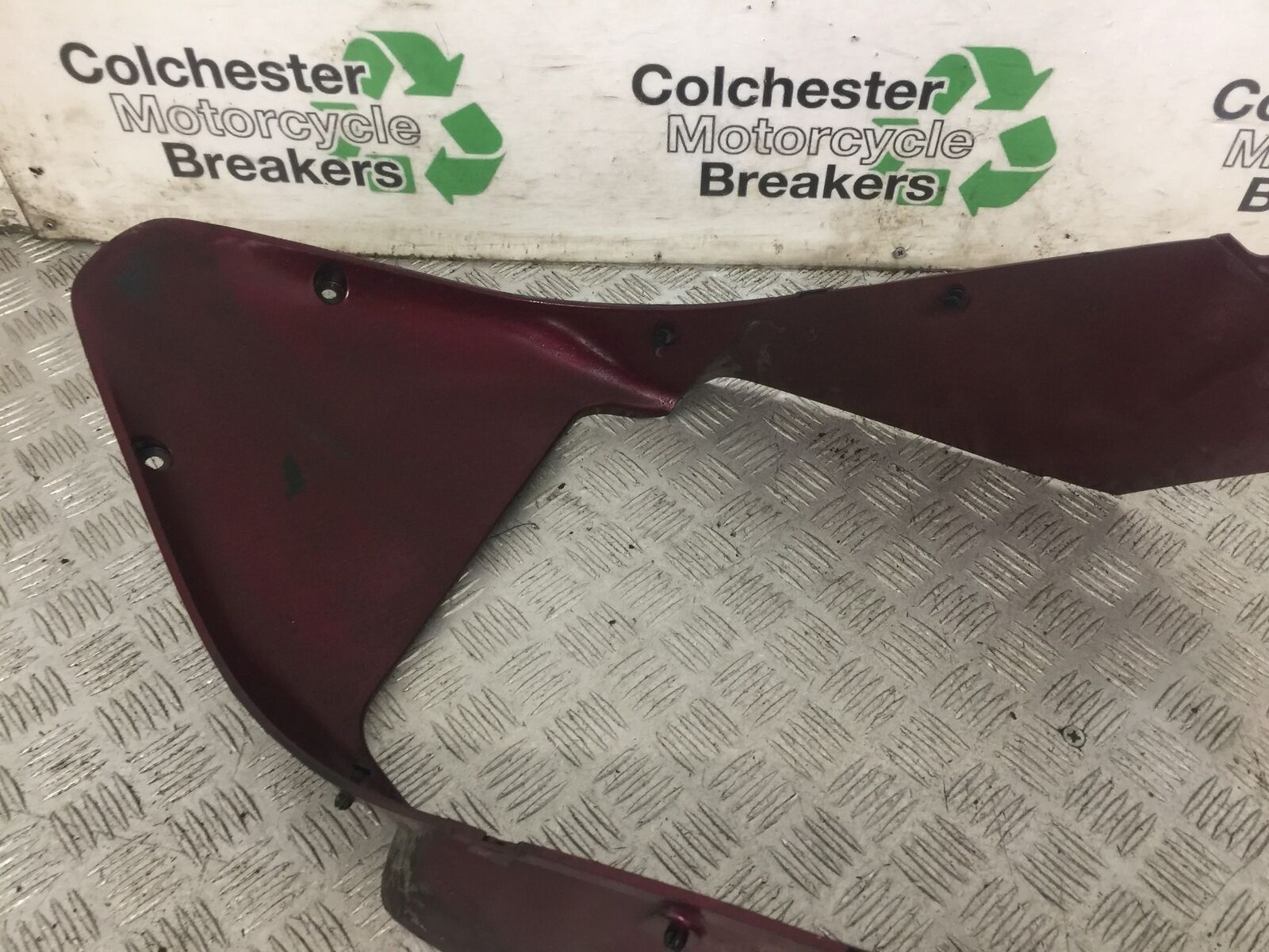 HONDA CBR1100 BLACKBIRD FAIRING V-PIECE  YEAR 1996-1998 (STOCK 862)