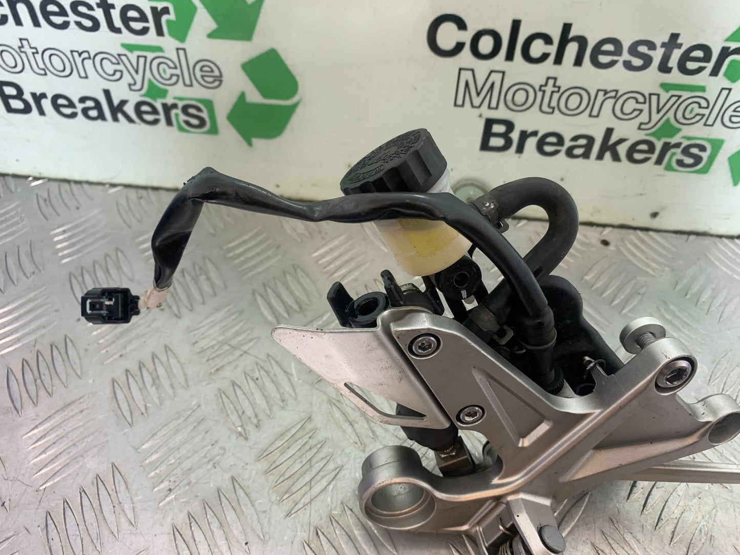 HONDA CBR1000 rr FIREBLADE FRONT RIGHT HANGER YEAR 2012-2016 (CMB1198)