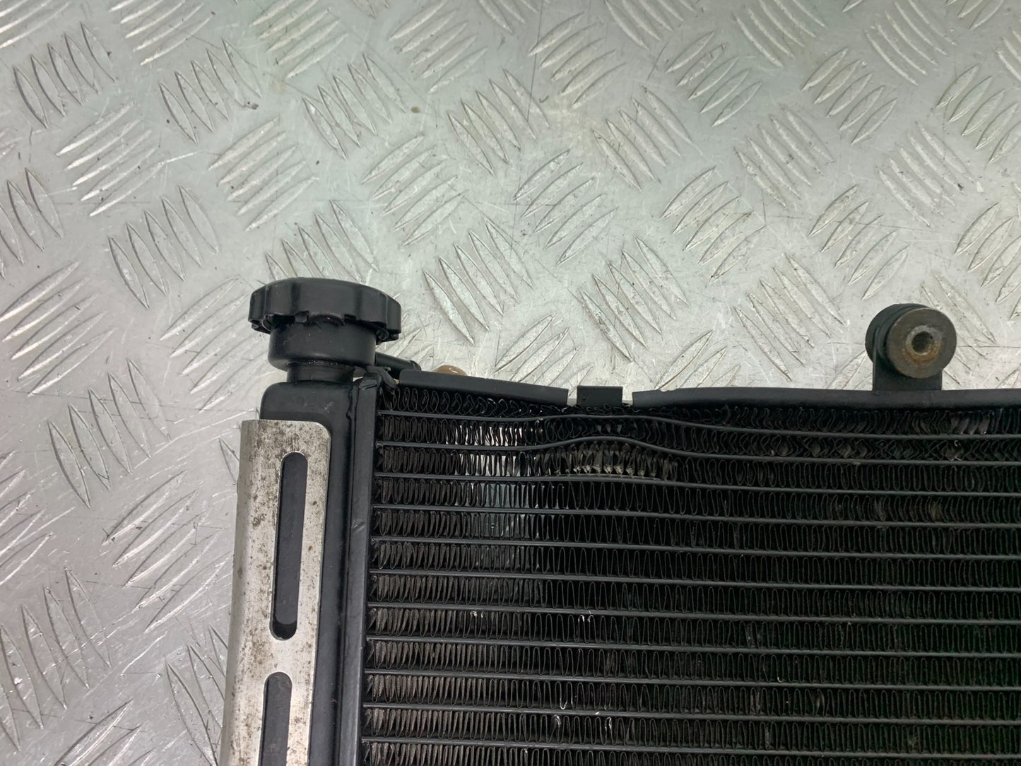 HONDA CB600 CB 600 HORNET RADIATOR   YEAR 1998-2002 (CMB1297)
